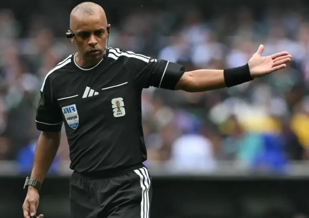 Arbitragem de Wilton Sampaio vira assunto após estreia da Copa do Mundo