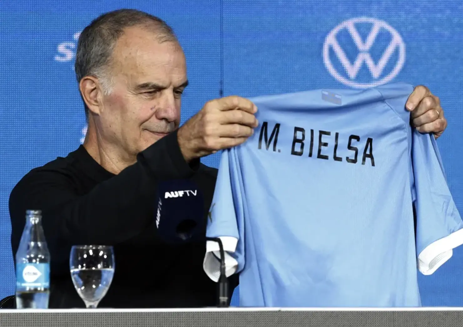 Jogadores do Uruguai se revoltam contra Bielsa antes de decisão com a Espanha.