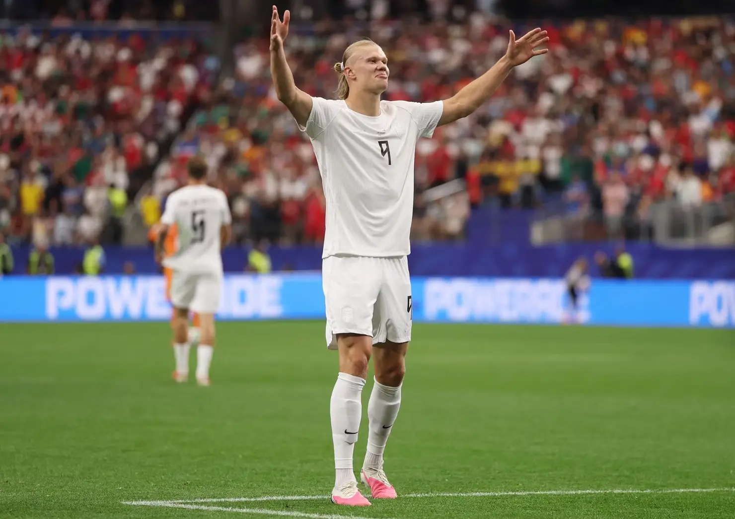 Haaland decide, Noruega vence Costa do Marfim e será adversária do Brasil nas oitavas