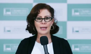Jornalista perseguido por Zambelli é condenado à prisão por dívida de R$ 2,2 mil enquanto deputada segue fora do país