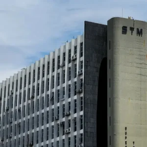 STM mantém ministro em processo que pode retirar patente militar de Bolsonaro