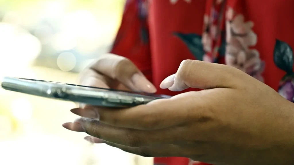 Mulher esquece iPhone em carro de aplicativo e será indenizada em R$ 5mil em Goiás