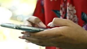 Mulher esquece iPhone em carro de aplicativo e será indenizada em R$ 5mil em Goiás