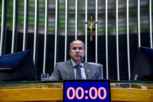 Fred Linhares apresenta projeto que cria identificação nacional para responsáveis por pessoas com deficiência