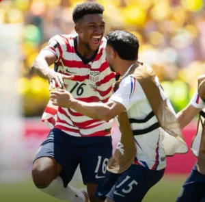 Estados Unidos vence Austrália, garante vaga no mata-mata e assume protagonismo no Grupo D