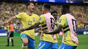 No apagar das luzes, Brasil derrota o Japão e avança às oitavas da Copa