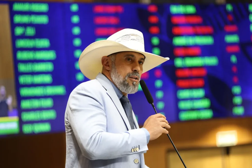 Conselho de Ética da Alego aprova suspensão de Amauri Ribeiro por ofender deputada do PT