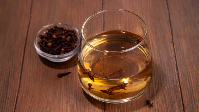 7 benefícios do cravo-da-índia para a saúde 2 agua de cravo