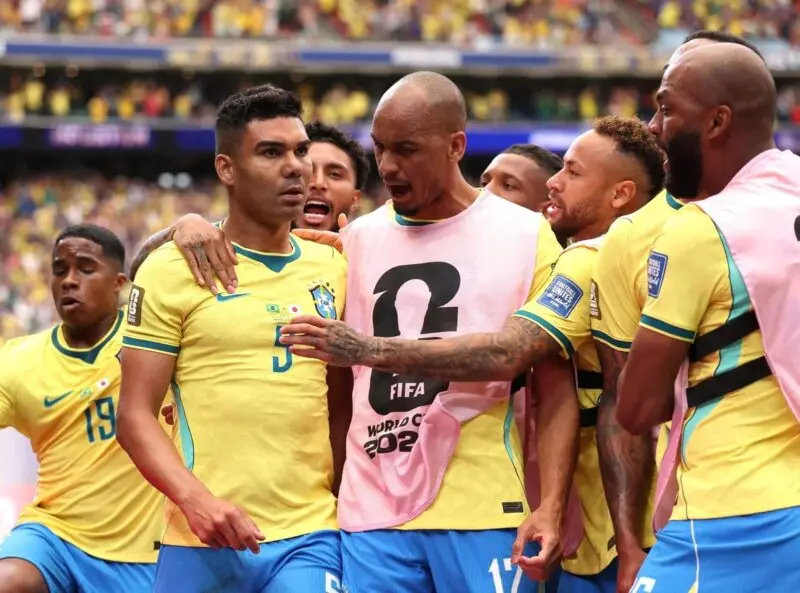 No apagar das luzes, Brasil derrota o Japão e avança às oitavas da Copa