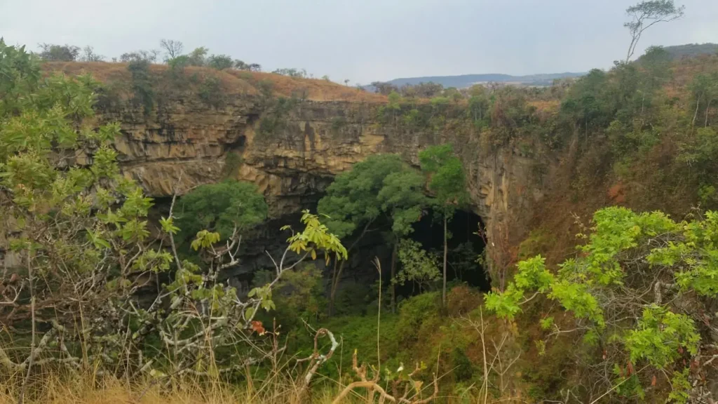10 lugares impressionantes em Goiás que parecem cenários de filme 3 buraco das araras 1