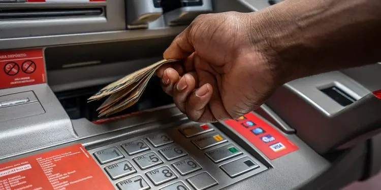 Projeto quer limitar saques em dinheiro vivo por mês no Brasil