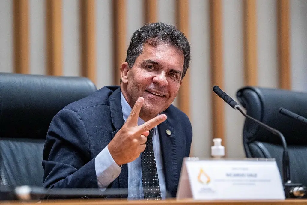 CLDF acaba com escala 6×1 para terceirizados e reduz jornada sem cortar salários