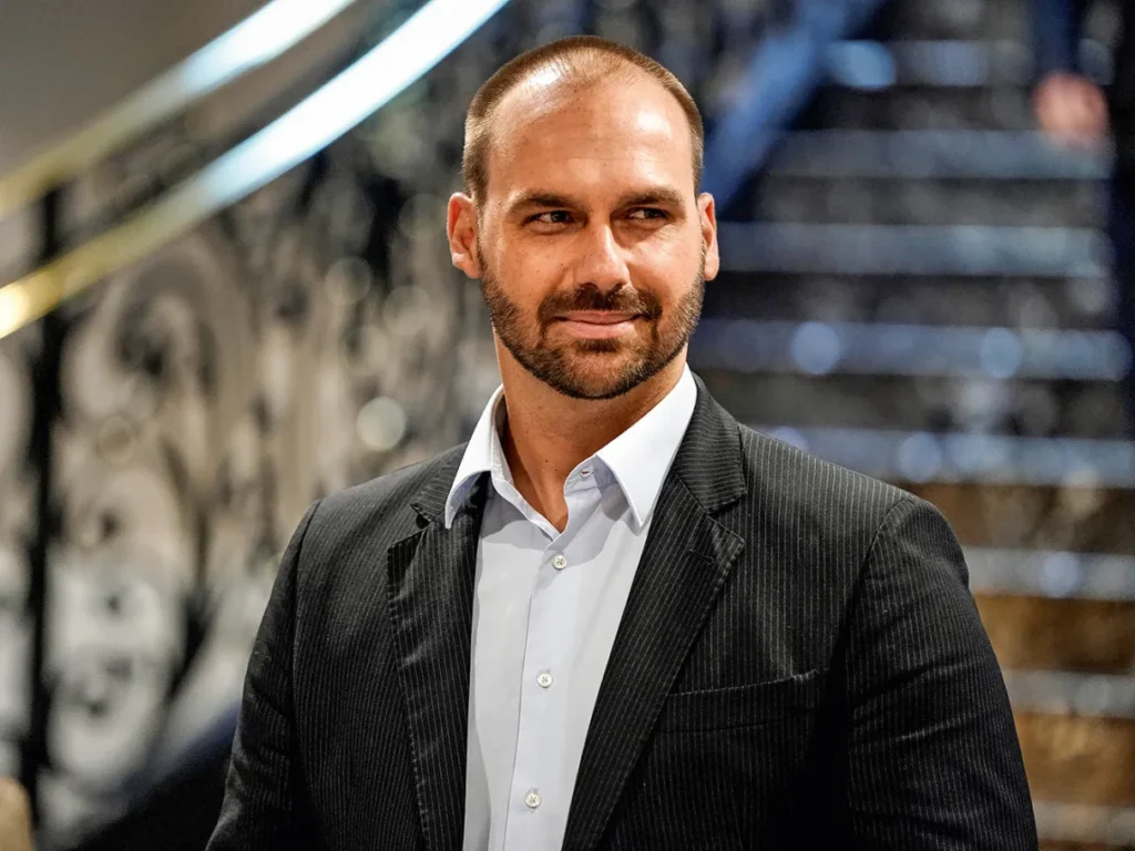 Eduardo Bolsonaro sugere uso do Zelle no lugar do Pix e provoca onda de críticas nas redes sociais