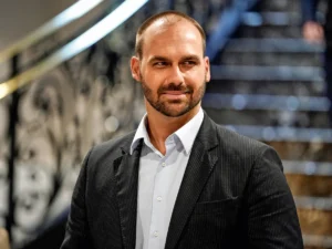 Eduardo Bolsonaro sugere uso do Zelle no lugar do Pix e provoca onda de críticas nas redes sociais