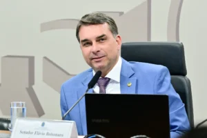 Flávio Bolsonaro pede redução de tarifas dos EUA durante audiência em Washington