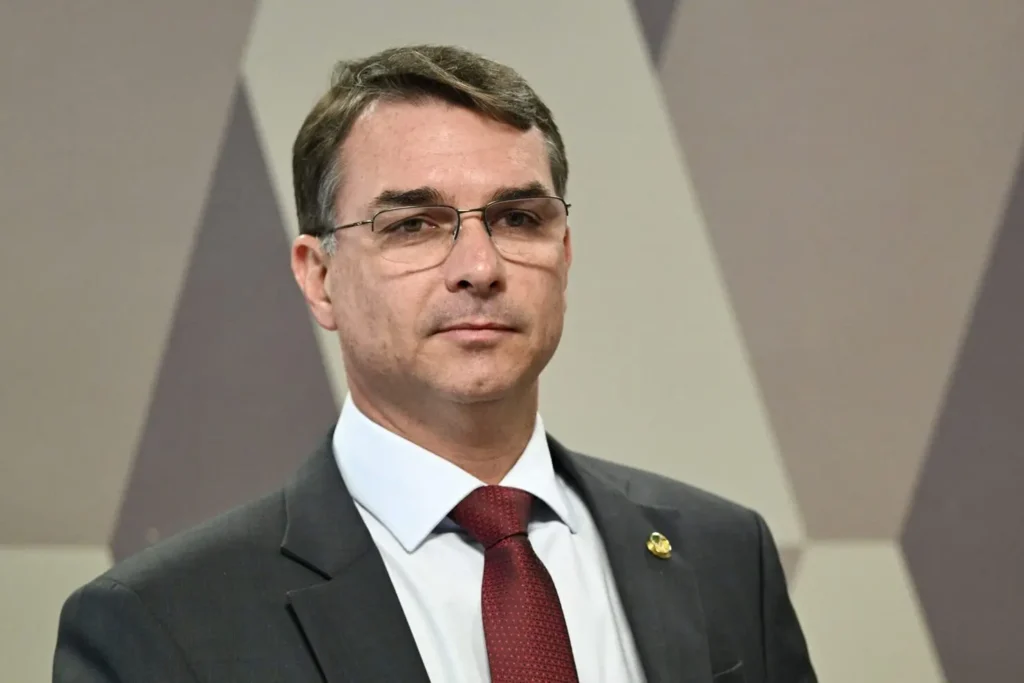 Flávio Bolsonaro participa de encontro com pastores em Goiânia