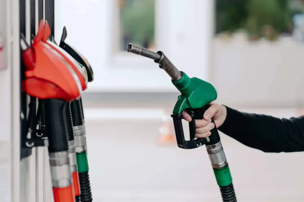 Pesquisa revela diferença de até R$ 1 no diesel e etanol abaixo de R$ 4 em Goiânia