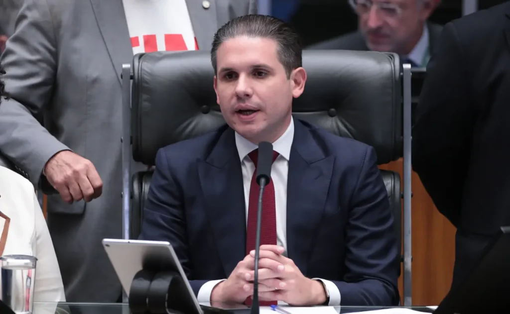 Motta deve pautar projeto do governo sobre fim da escala 6×1 na próxima semana