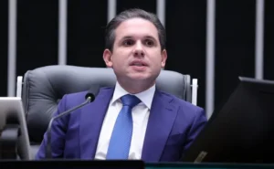 Lula entrega a Hugo Motta projeto que amplia limite de faturamento do MEI