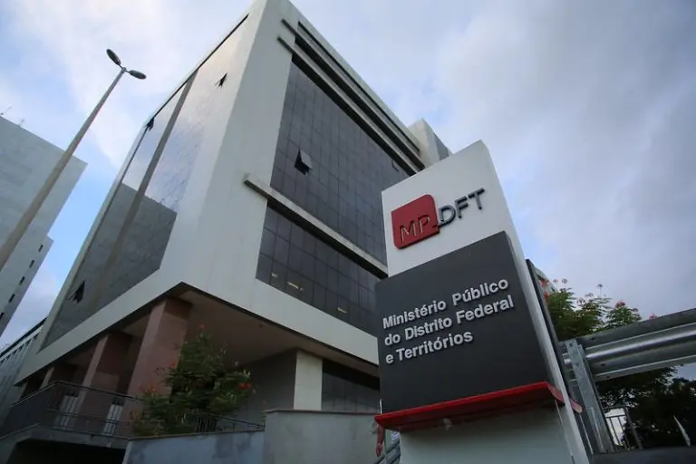 Justiça dá 60 dias para GDF cortar comissionados e ameaça governo com multa milionária