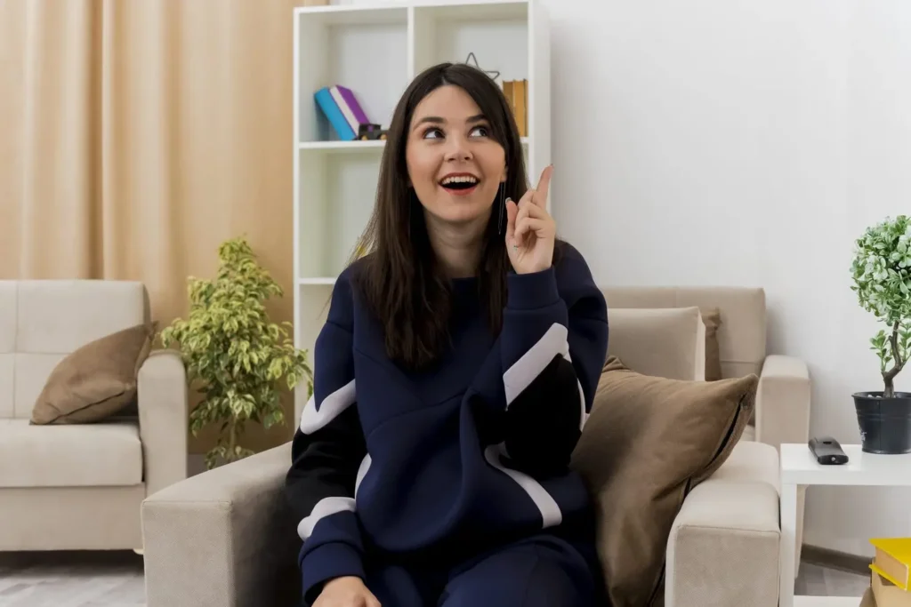 O hábito que muita gente esconde e que pode estar ligado ao alto desempenho mental 2 mulher falando sozinha em casa scaled 1