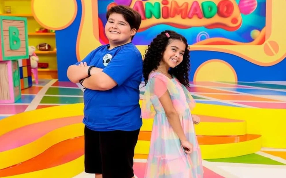 Theo Radicchi e Wallentina Bomfim são os novos apresentadores do Sábado Animado, no SBT. (Imagem: Reprodução)