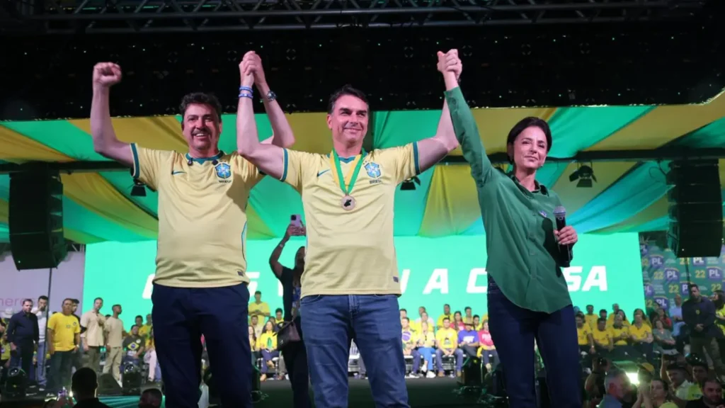 Evento do PL em Goiânia tem ataques de Flávio a Lula, apoio a Wilder e ausência de Michelle