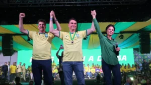 Evento do PL em Goiânia tem ataques de Flávio a Lula, apoio a Wilder e ausência de Michelle