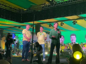 Ana Paula compara Iris a Bolsonaro e busca legado do pai