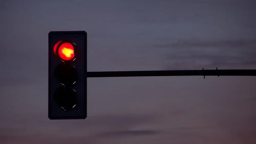 Goiânia não multa avanço de sinal entre 23h e 4h59; entenda