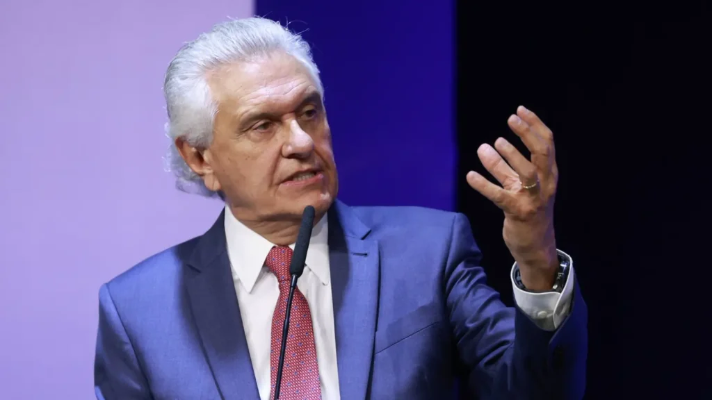 Caiado eleva tom contra Flávio Bolsonaro para tentar se viabilizar na direita