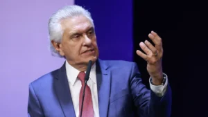 Caiado eleva tom contra Flávio Bolsonaro para tentar se viabilizar na direita
