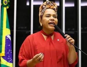 Deputada aciona PGR contra vídeo de Bolsonaro gerado por IA em convenção de Flávio