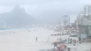 Duas pessoas morrem após desabamentos provocados por ventos fortes no Rio