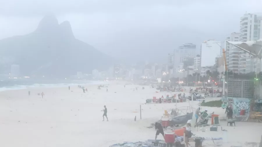 Duas pessoas morrem após desabamentos provocados por ventos fortes no Rio