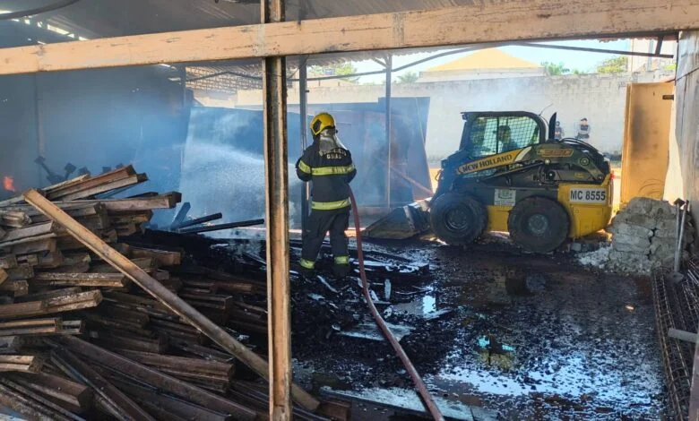 Incêndio atinge depósito de construtora em Goiânia; polícia apura ação de suspeitos