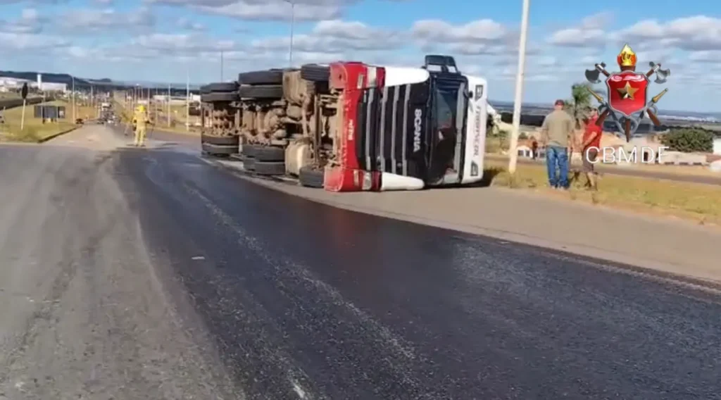 Carreta tomba em viaduto da DF-290 e provoca interdição após vazamento de diesel