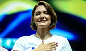 Michelle Bolsonaro elogia política do MEC lançada pelo governo Lula