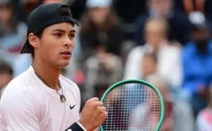 Luis Guto Miguel estreia com vitória e avança na chave juvenil de Wimbledon