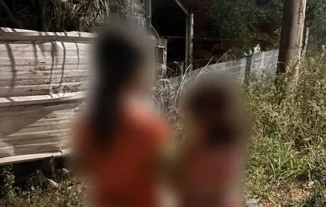 Meninas de 2 e 5 anos são encontradas sozinhas em casa em Goiânia