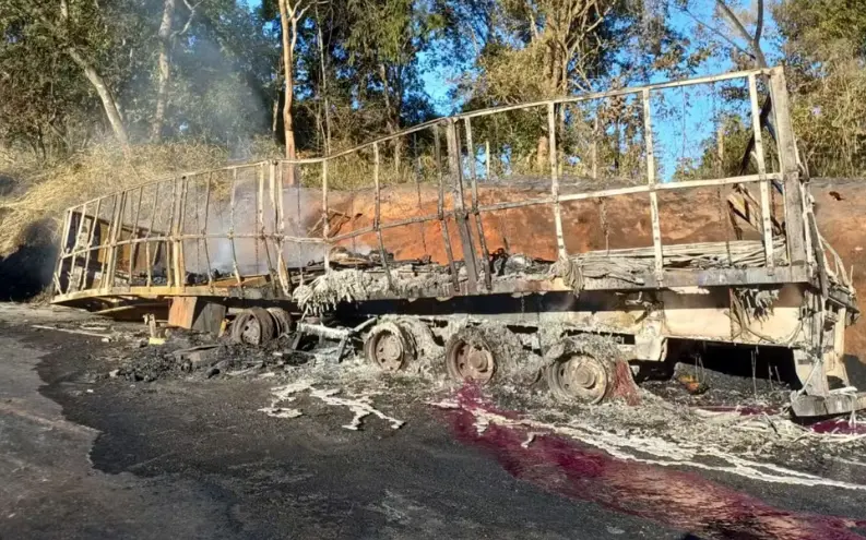 Explosão de caminhão interdita via na BR-153, próximo a Goiânia