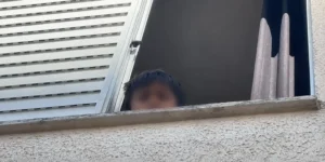 Criança resgatada trancada em apartamento na capital continua internada na UTI