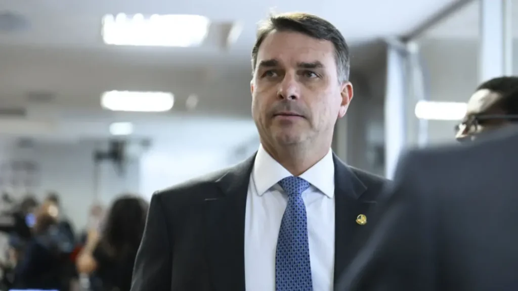 Flávio Bolsonaro pede que governo Trump suspenda tarifas sobre produtos brasileiros