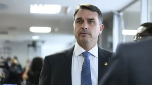 Flávio Bolsonaro pede que governo Trump suspenda tarifas sobre produtos brasileiros