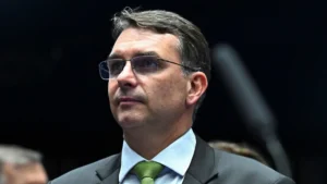 Flávio Bolsonaro afirma que viajará aos EUA para defender o Pix