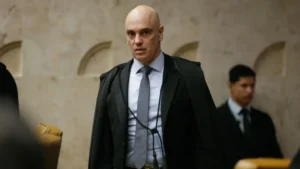 Moraes proíbe Flávio de visitar Bolsonaro por 90 dias