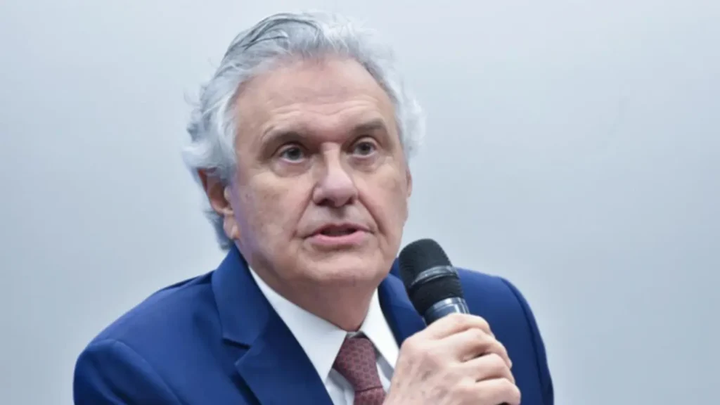 Caiado afirma que “problemas de ordem pessoal” estão prejudicando campanha de Flávio Bolsonaro