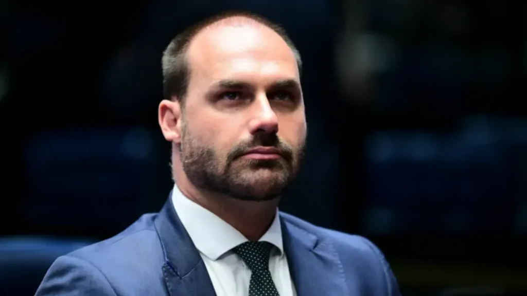 “Quero retornar ao Brasil”, diz Eduardo Bolsonaro
