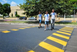 Nova lei prevê faixas elevadas em frente a escolas e unidades de saúde no DF