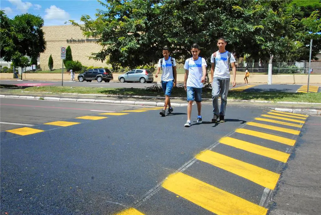 Nova lei prevê faixas elevadas em frente a escolas e unidades de saúde no DF